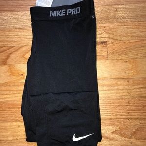 Women’s NikePro Capri Leggings